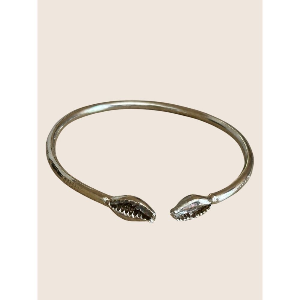 🐚 VTG SILVER TONE WEST INDIAN CARIBBEAN AFRICAN STYLE COWRIE SHELL BANGLE CUFF